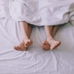 Pieds sous la couette