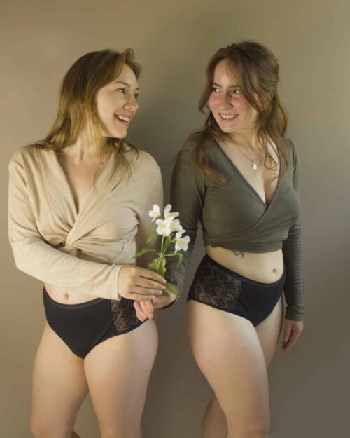 Slip-Slap Evolution notre culotte menstruelle modulable portée par deux femmes