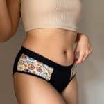 Culotte menstruelle Wen Up Pop n Rainbow portée